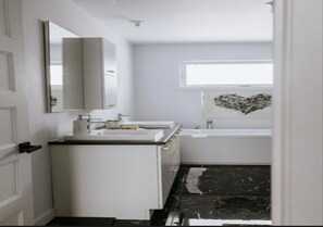 Doccia, asciugacapelli, asciugamani, sapone