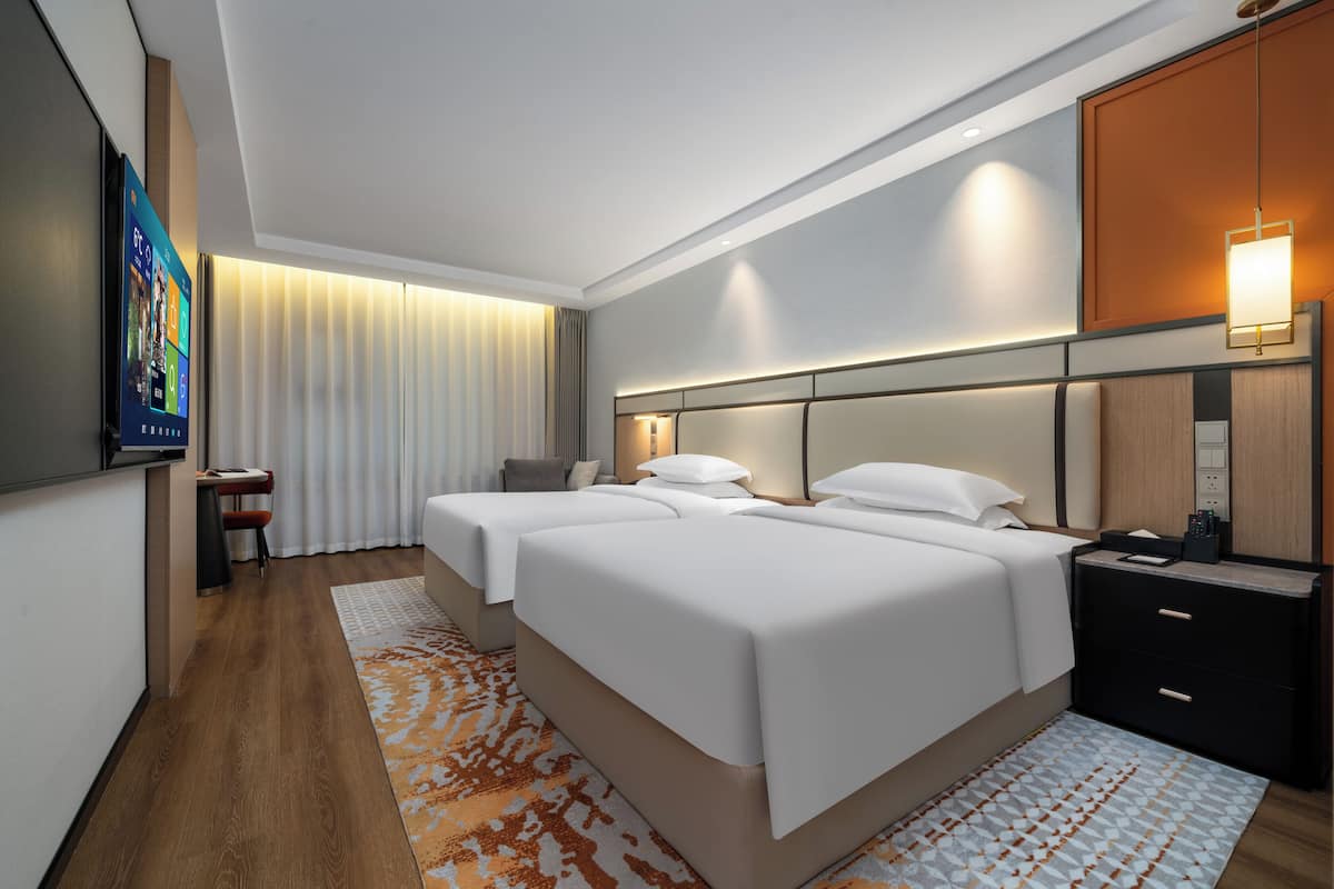 1 bedroom, premium bedding, memory-foam beds, free minibar