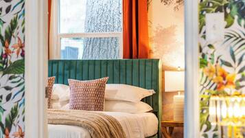 5 bedrooms, iron/ironing board, WiFi, bed sheets