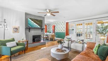 Smart TV, fireplace