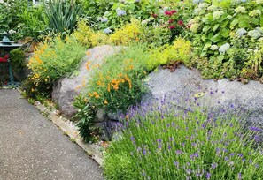 Property grounds - Artist Garden Retreat | 2BR | White Rock Beach (White Rock)