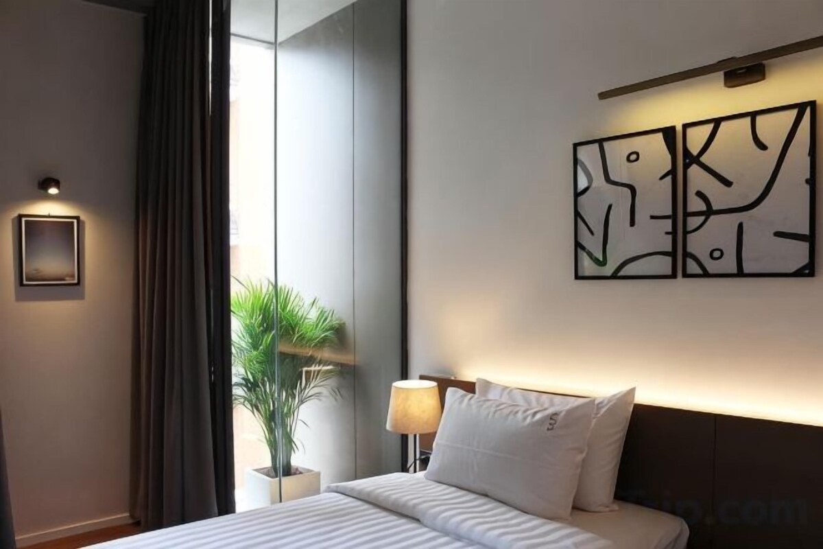 Premium bedding, minibar (some free items), in-room safe, desk