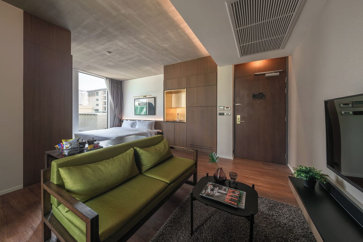 Quarto executivo | Área de estar | TV 43 polegadas com canais via satélite