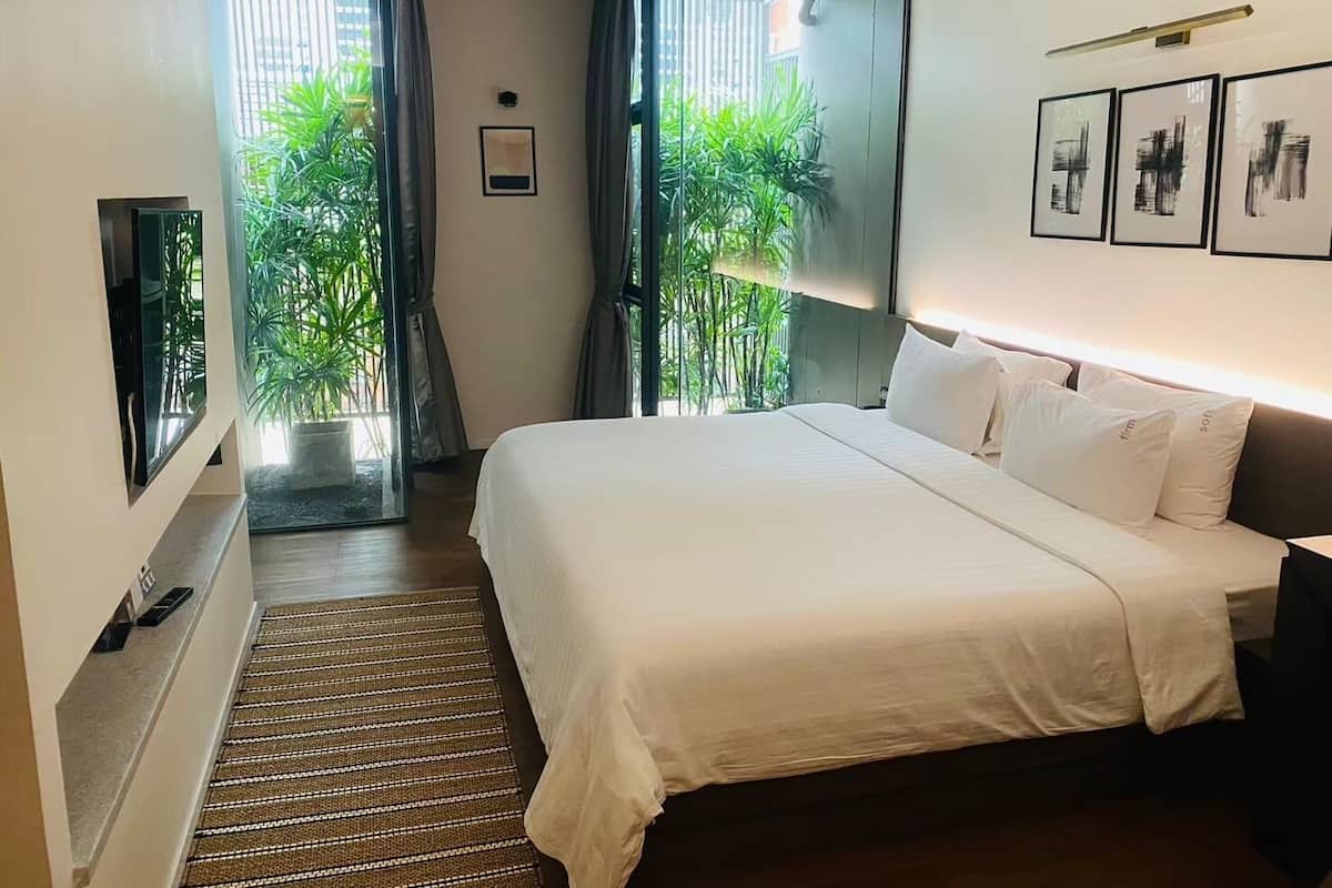 Deluxe Double Room | 1 bedroom, premium bedding, free minibar items, in-room safe