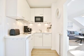 Jääkaappi, liesi, astianpesukone, kahvin-/teenkeitin