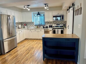 Private kitchen - Charming 3-bedroom Desert Farmhouse in Historic Litchfield Park (Litchfield Park)