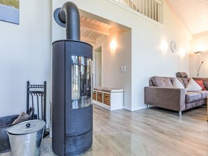 Fernseher, Kamin, DVD-Player