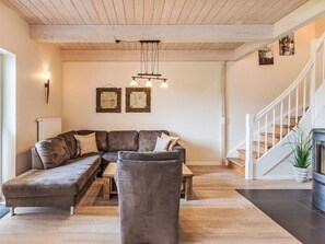 Televisión y chimenea 