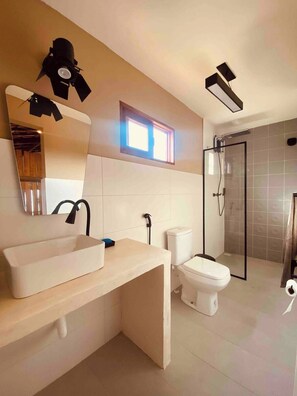 Douche, serviettes fournies, savon, papier toilette