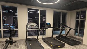 A gym with treadmills, a rowing machine, and a stationary bike. - Departamento de lujo Quito Le Parc -1002 (Quito)