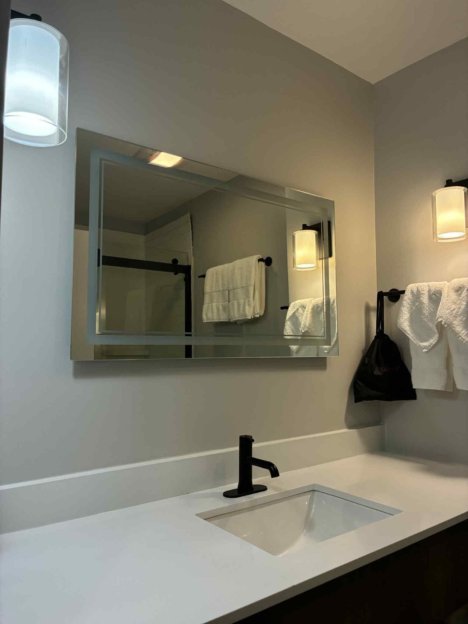 Combined shower/tub, free toiletries, hair dryer, towels