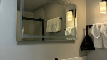 Combined shower/tub, free toiletries, hair dryer, towels