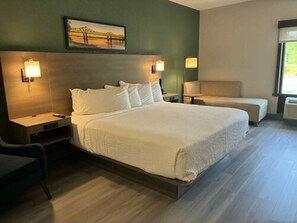 Studio Suite, 1 King Bed, Non Smoking | Blackout drapes, soundproofing, iron/ironing board, free WiFi - The Bridges Hotel  (Natchez)