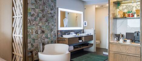 Een douche, een bubbelbad, handdoeken, zeep