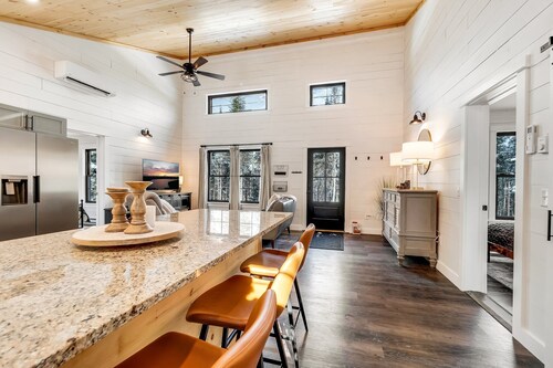 Charming 2-bedroom chalet with jacuzzi WiFi and AC in Glenburn