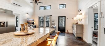 Charming 2-bedroom chalet with jacuzzi WiFi and AC in Glenburn