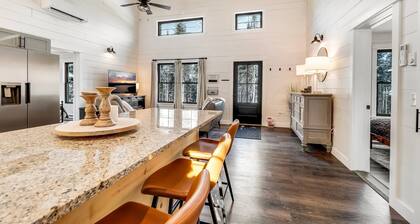 Charming 2-bedroom chalet with jacuzzi WiFi and AC in Glenburn