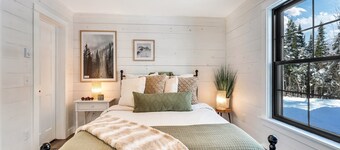 Charming 2-bedroom chalet with jacuzzi WiFi and AC in Glenburn