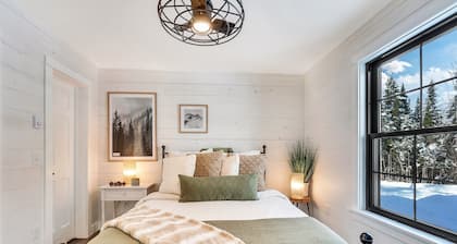 Charming 2-bedroom chalet with jacuzzi WiFi and AC in Glenburn