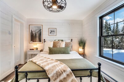 Charming 2-bedroom chalet with jacuzzi WiFi and AC in Glenburn