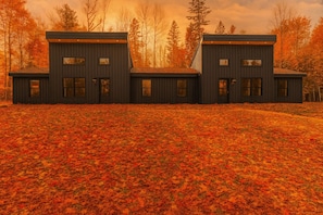 Exterior - Charming 2-bedroom chalet with jacuzzi WiFi and AC in Glenburn (Glenburn)
