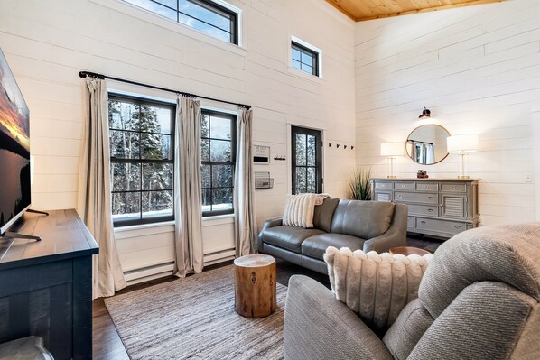 Living area - Charming 2-bedroom chalet with jacuzzi WiFi and AC in Glenburn (Glenburn)