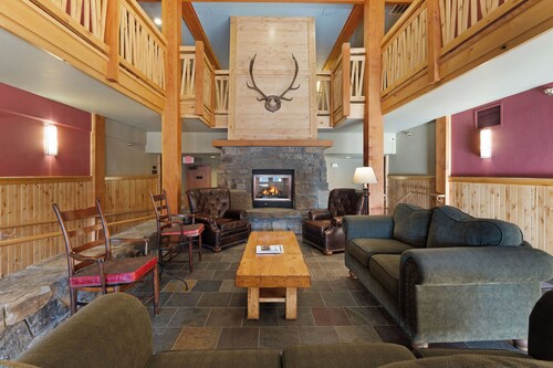 Spacious 3 bedroom condo with incredible ski access / hot tub / gym / underground parking