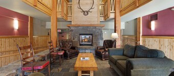 Spacious 3 bedroom condo with incredible ski access / hot tub / gym / underground parking