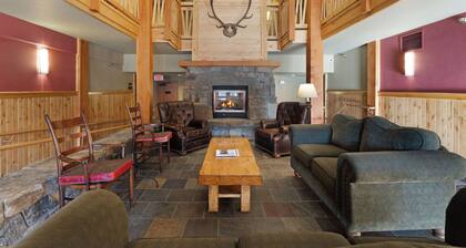 Spacious 3 bedroom condo with incredible ski access / hot tub / gym / underground parking