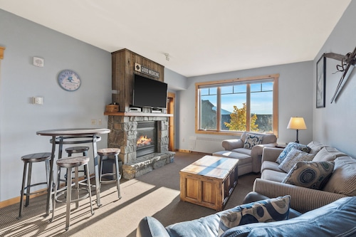 Spacious 3 bedroom condo with incredible ski access / hot tub / gym / underground parking