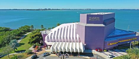 المنشأة من الخارج