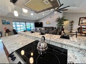 Microonde, forno, piano cottura, lavastoviglie