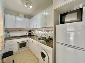 Fridge, microwave, oven, electric kettle - Brisas del Mar Formentera del Segura by Villas&You (Formentera del Segura)