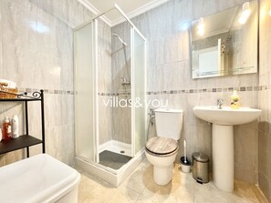 Shower, hair dryer, towels - Brisas del Mar Formentera del Segura by Villas&You (Formentera del Segura)