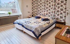 3 bedrooms, travel cot, bed sheets