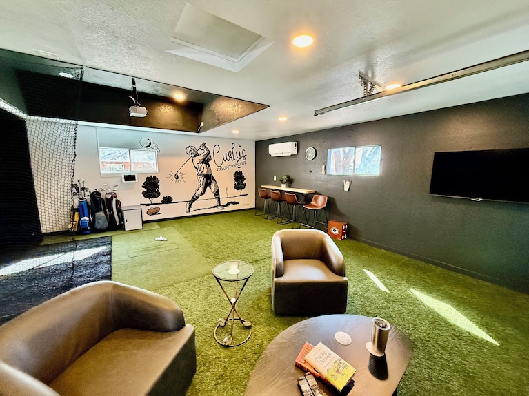Curly's Country Club-golf Simulator Included!! 12 Min Walk To Lambeau - Green Bay, WI