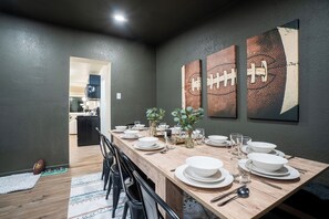 Dining - Curly's Country Club-GOLF SIMULATOR INCLUDED!! 12 min walk to Lambeau (Green Bay)