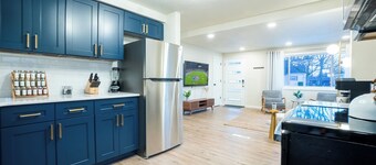 Curly's Country Club-GOLF SIMULATOR INCLUDED!! 12 min walk to Lambeau