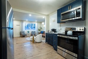 Fridge, microwave, oven, stovetop - Curly's Country Club-GOLF SIMULATOR INCLUDED!! 12 min walk to Lambeau (Green Bay)