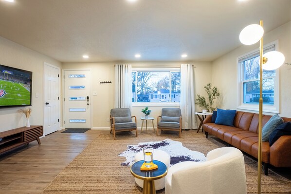 Smart TV, video games, books - Curly's Country Club-GOLF SIMULATOR INCLUDED!! 12 min walk to Lambeau (Green Bay)