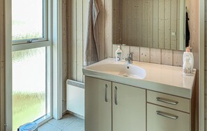 Shower - Nice home in Knebel with WiFi (Knebel)