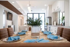 Dining - Opulent Huntington Pier Best of Class Home to Sand (Huntington Beach)