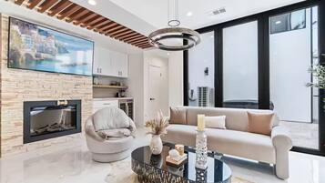 Una Smart TV, un futbolín