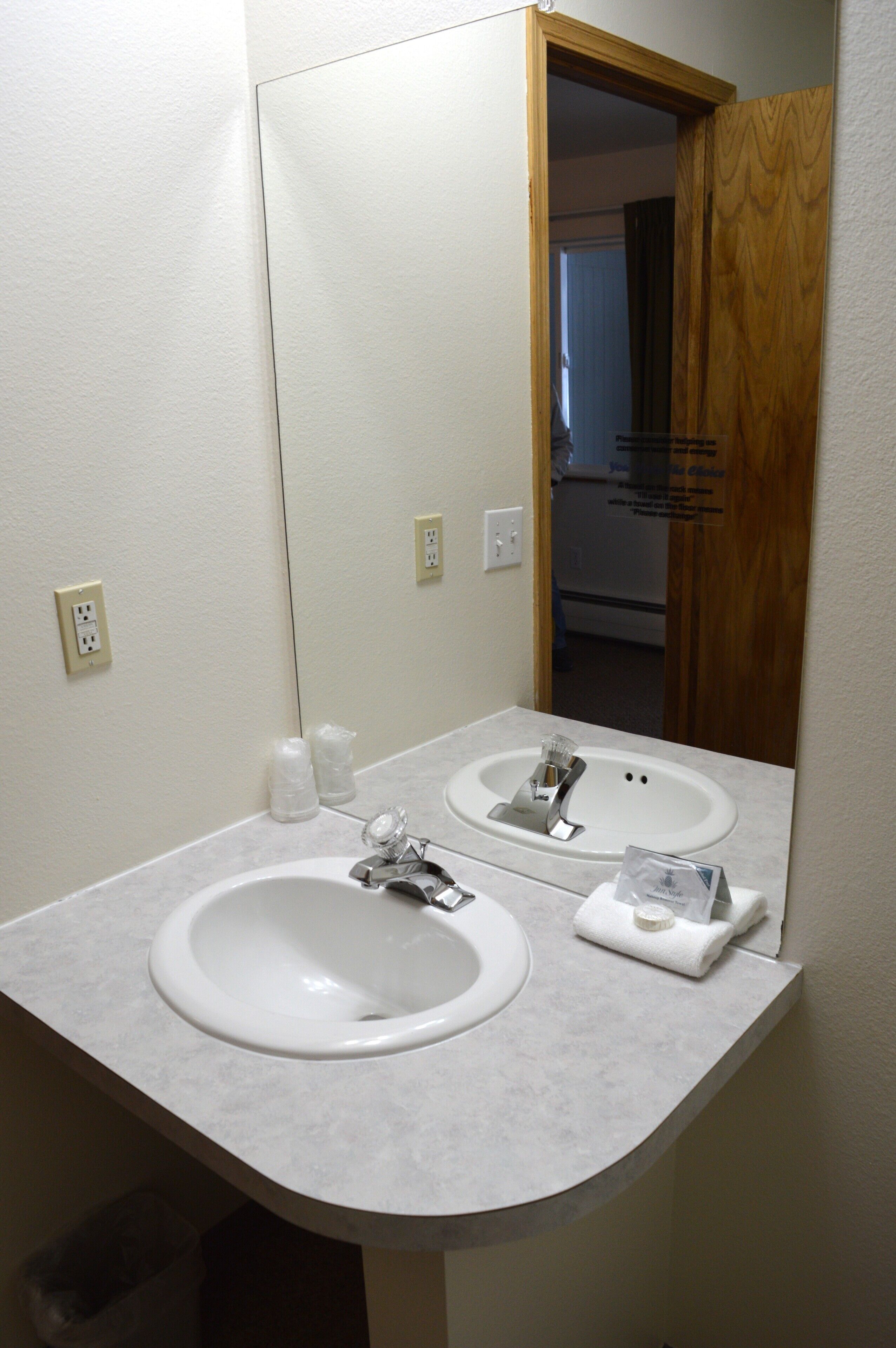 Een haardroger, handdoeken, zeep