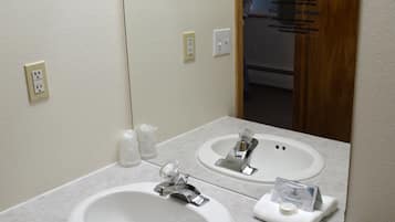 Een haardroger, handdoeken, zeep