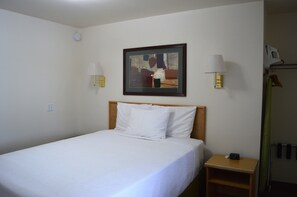 1 bedroom, iron/ironing board, WiFi, bed sheets - #11 TWO QUEEN BEDS with WiFi and AC in charming Columbia Falls (Columbia Falls)