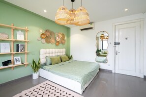 Habitación Deluxe, vistas a la ciudad | Escritorio y espacio para trabajar con un portátil