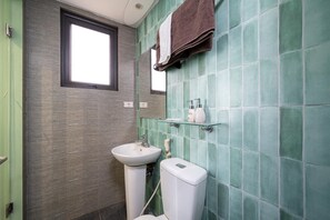 Deluxe-rum - utsikt mot staden | Badrum | Gratis toalettartiklar, hårtork, tofflor och handdukar