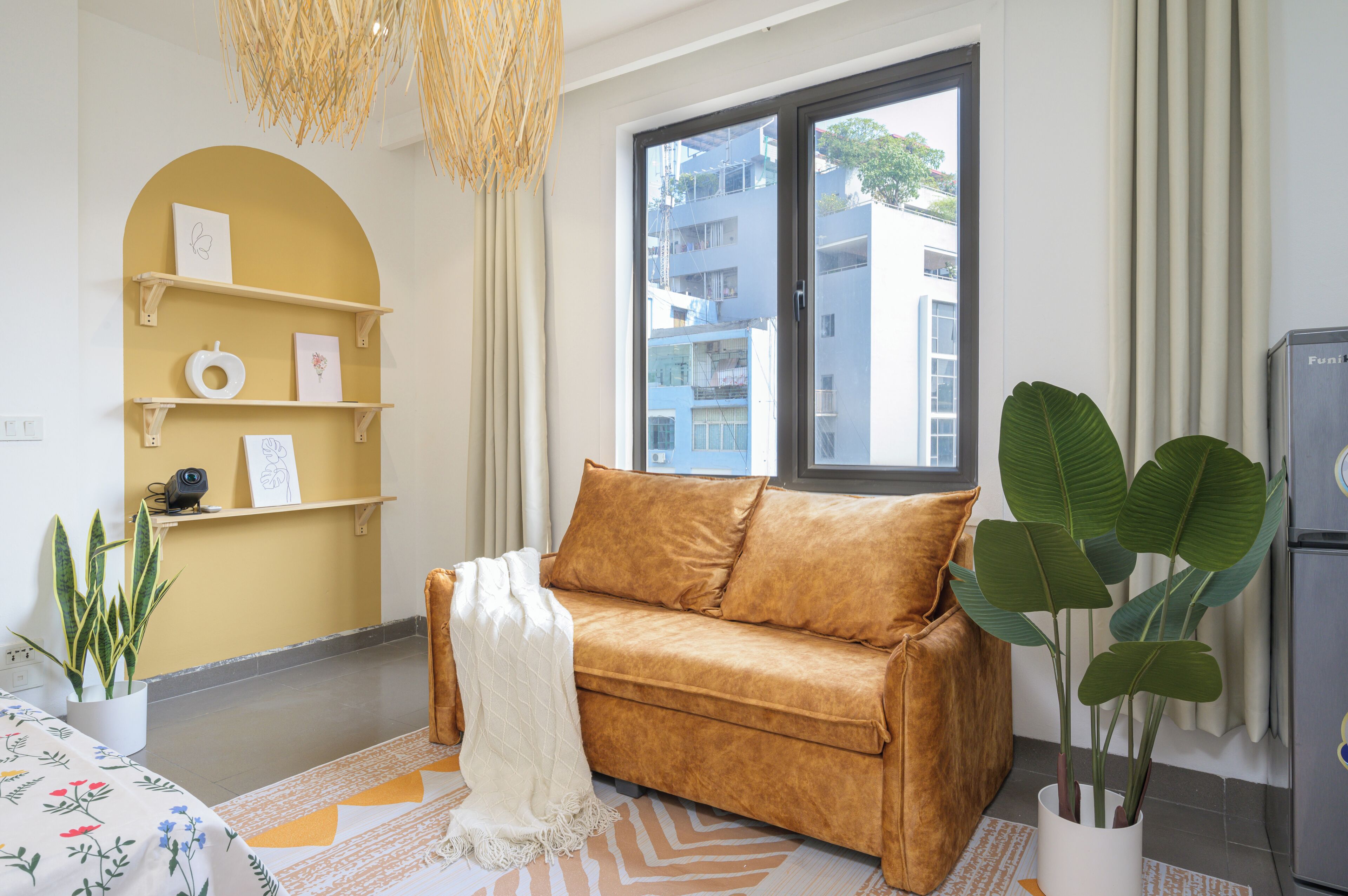 مكتب ومساحة عمل للكمبيوتر المحمول وتجهيزات عازلة للصوت وواي فاي مجانًا