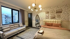 Habitación Deluxe, vistas a la ciudad | Escritorio y espacio para trabajar con un portátil